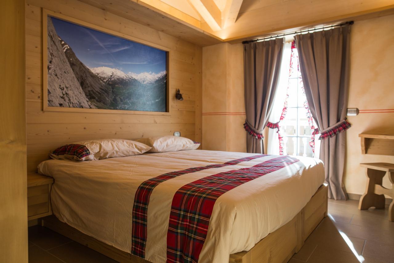 Double or Twin Room with Mountain View